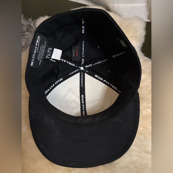 DC brand
flex fit hat. - Picture 5 of 5